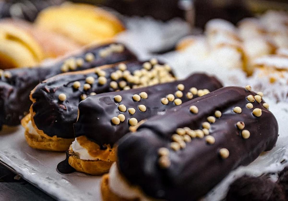 Churros cubiertos de chocolate servidos durante el tour en Madrid