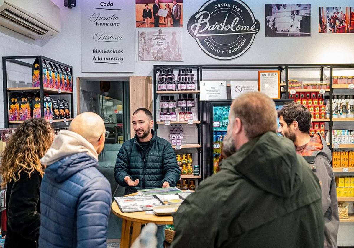 Invitados disfrutando una parada del tour en un mercado de Madrid