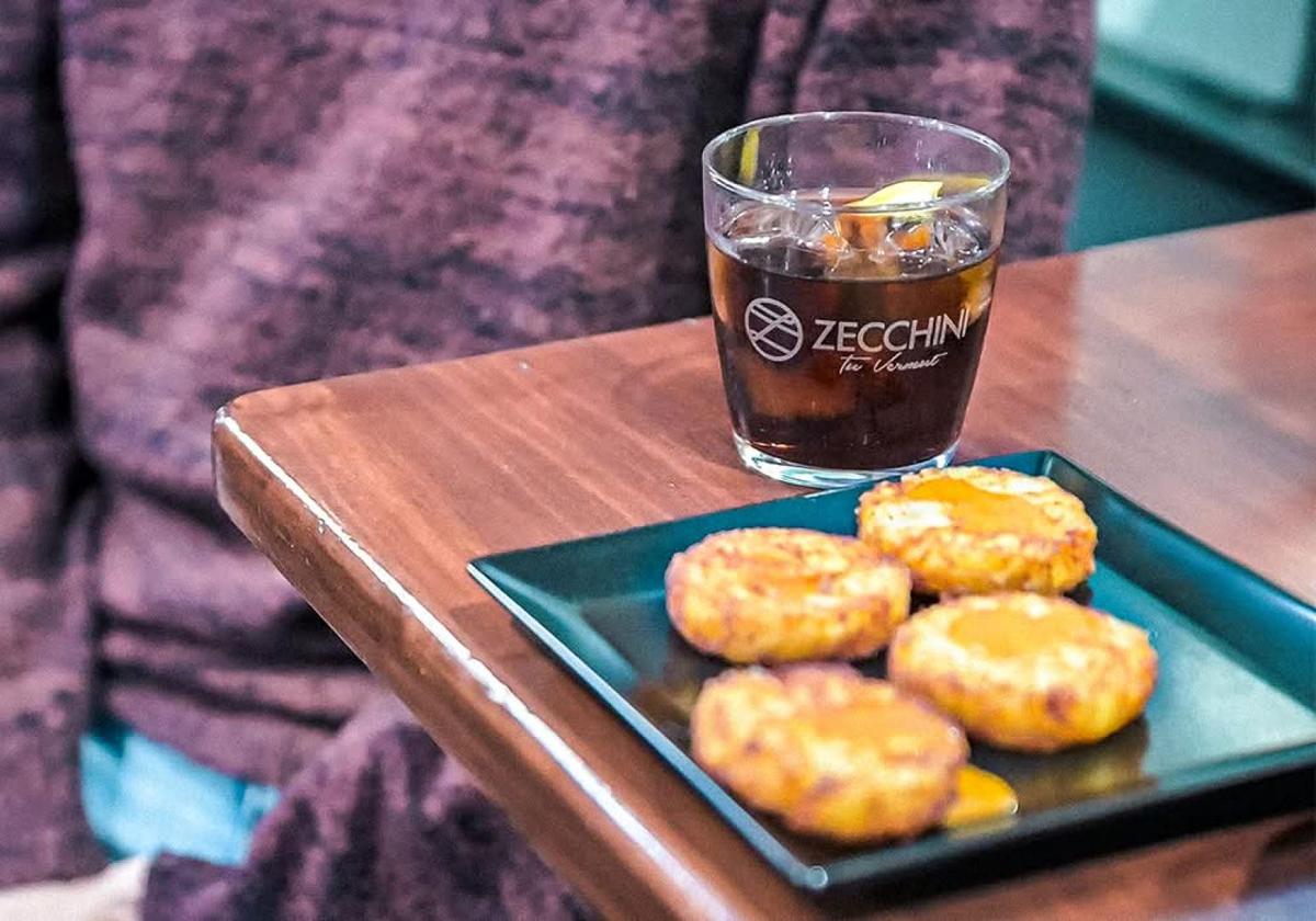 Croquetas servidas con una bebida durante el tour en Madrid