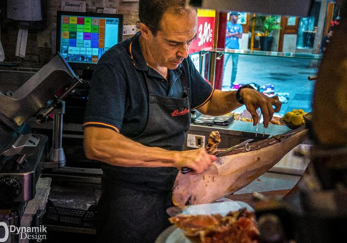 Persona preparando comida en un mercado de Madrid