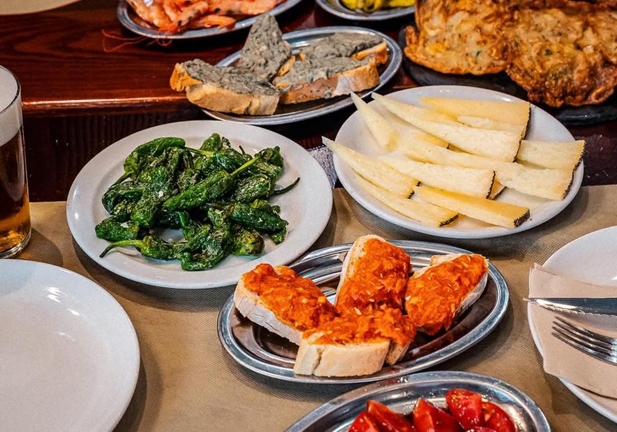 Mesa con tapas servidas durante el tour en Madrid