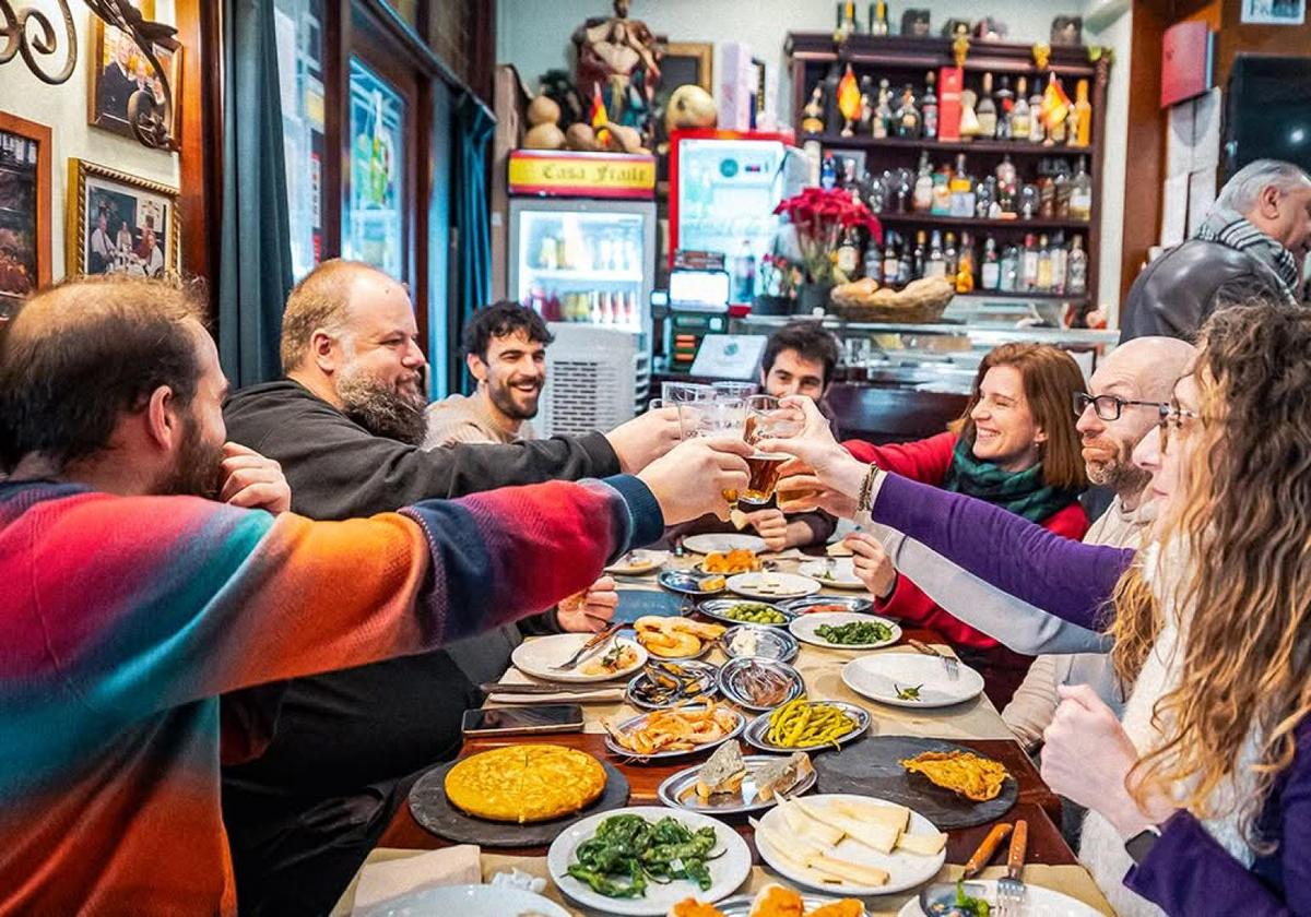 Invitados brindando durante el tour gastronómico en Madrid