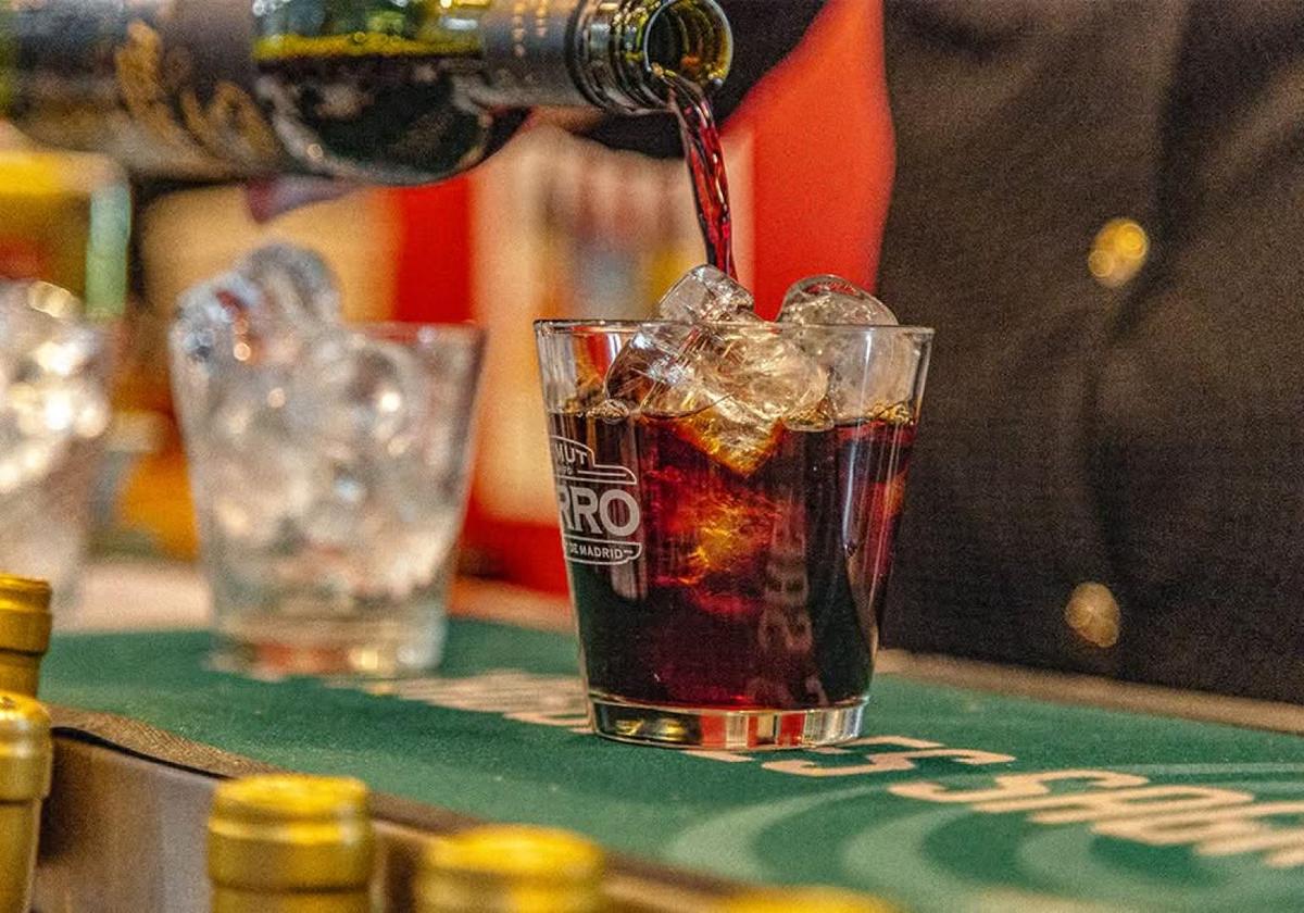 Vasos de vermut servidos en un bar de Madrid