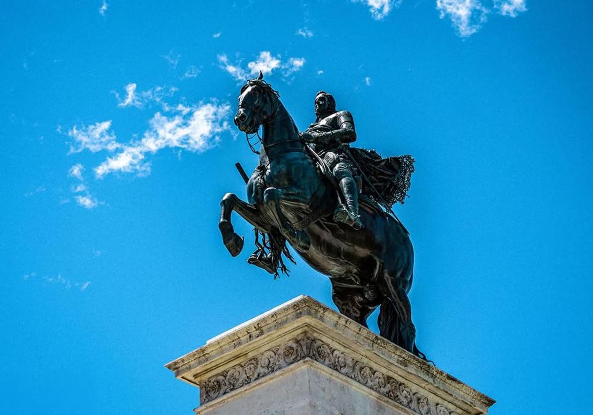 Estatua histórica en una plaza de Madrid