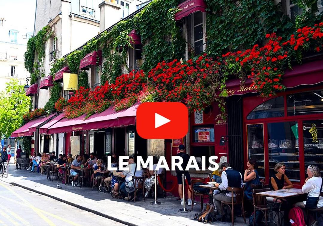 Café callejero en Le Marais con personas comiendo al aire libre, miniatura de video
