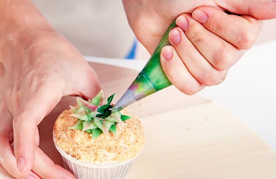 Make Bakery-Worthy Cupcake Decorations with Buttercream