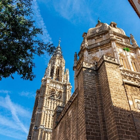 frontal view of the gothic cathedral of toledo